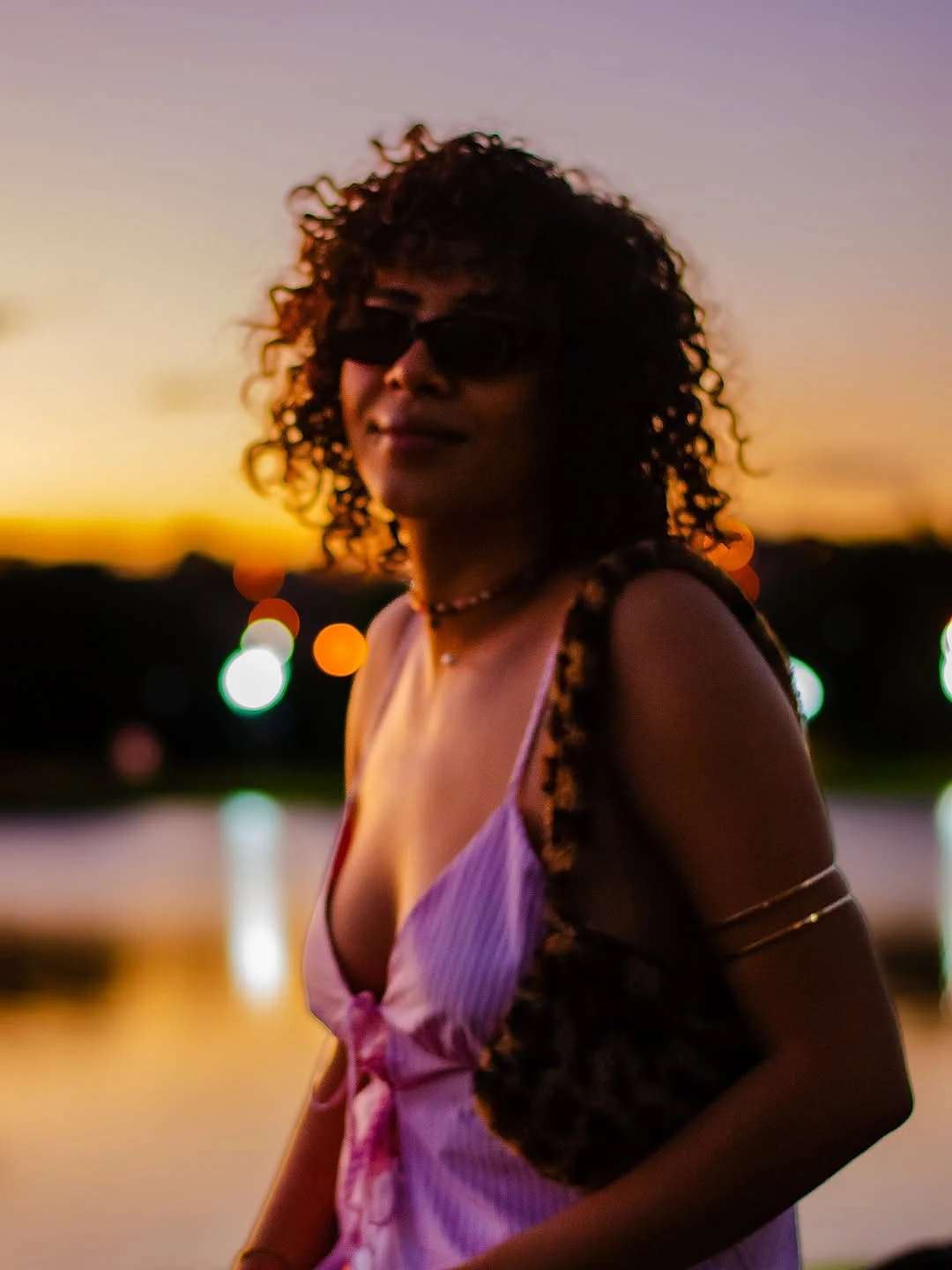 Público do Sunset BeeHøuse ao entardecer no Lago JK