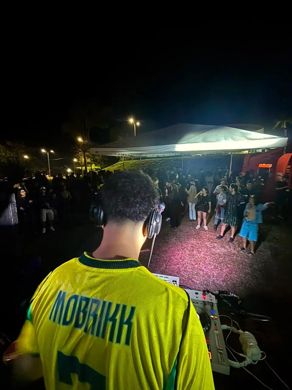 DJ tocando no palco do Sunset BeeHøuse