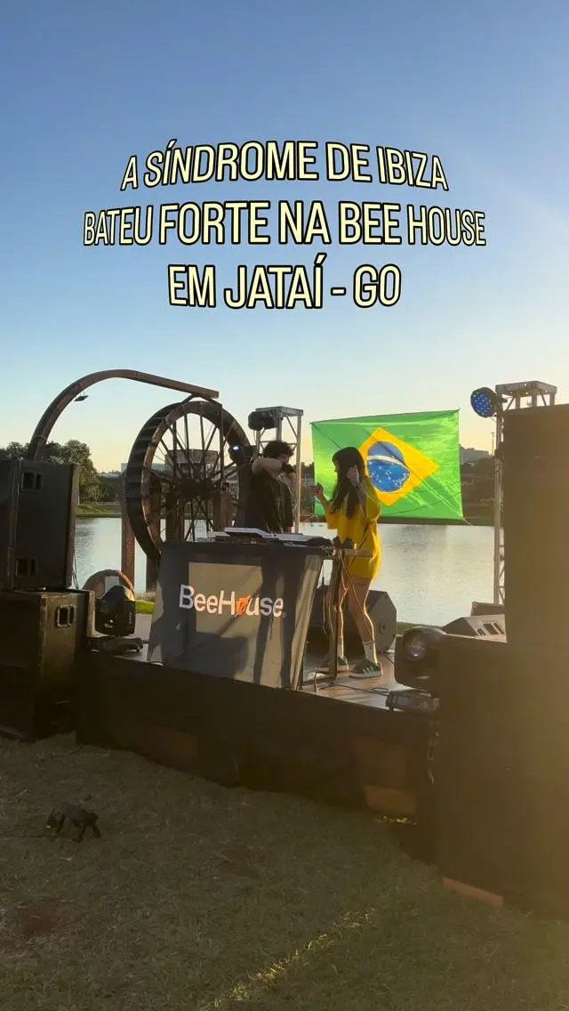 Pôr do sol sobre o Lago JK durante o evento