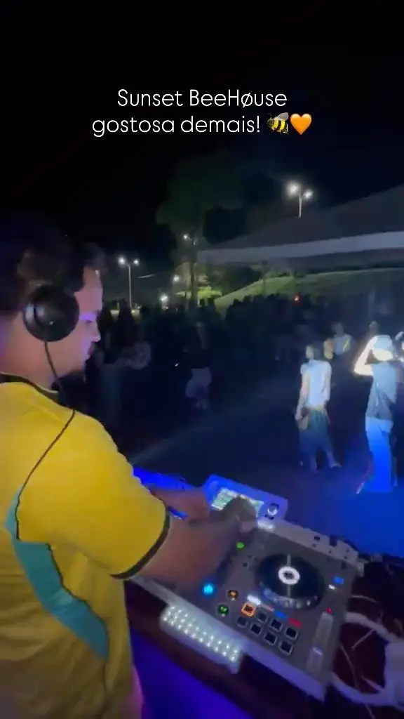 DJ em performance com luz de fim de tarde